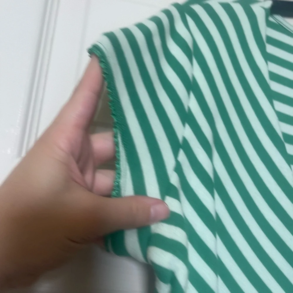 Guess New XL top - Picture 2 of 5